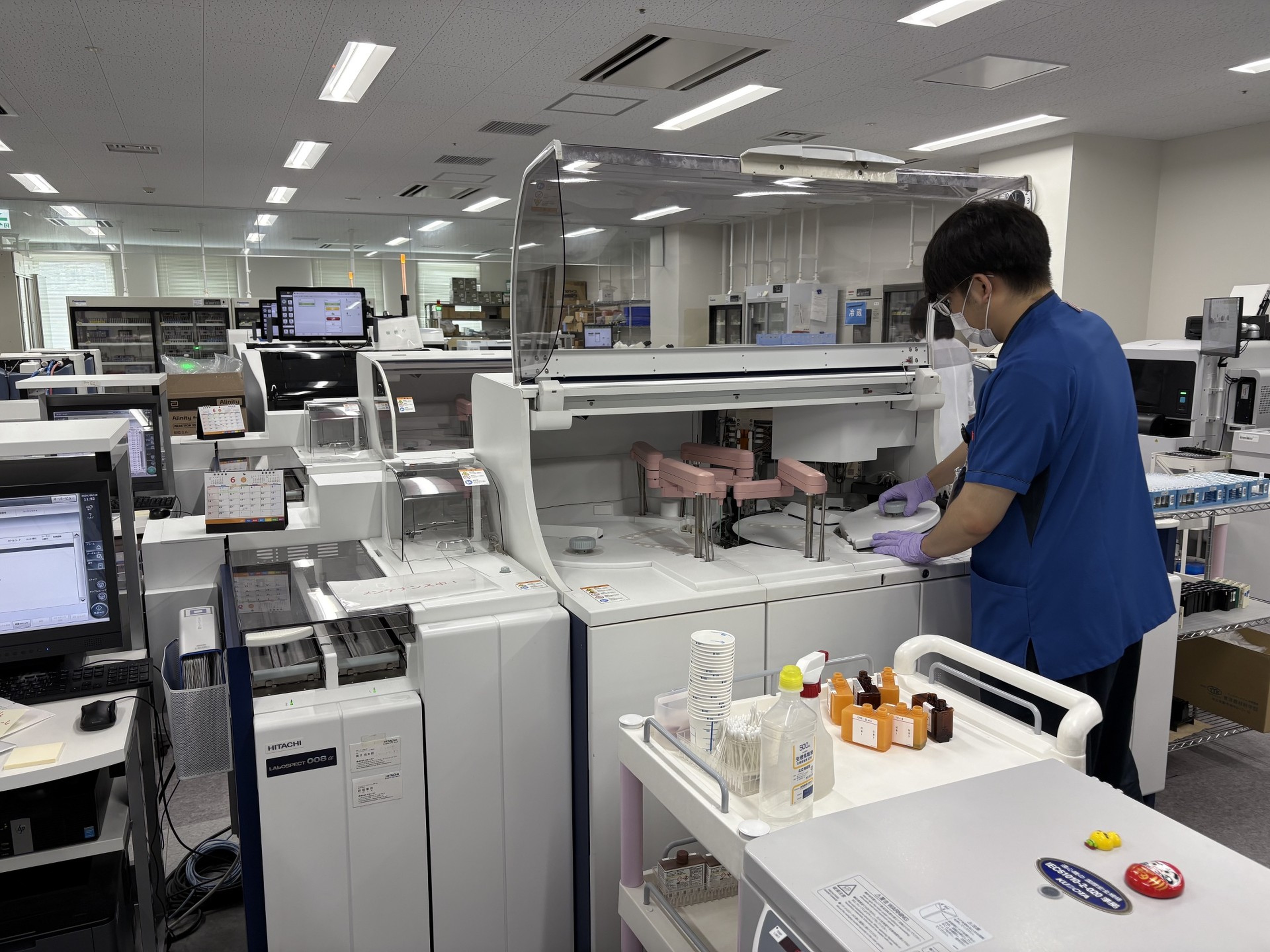 検体検査室で分析装置を操作する様子